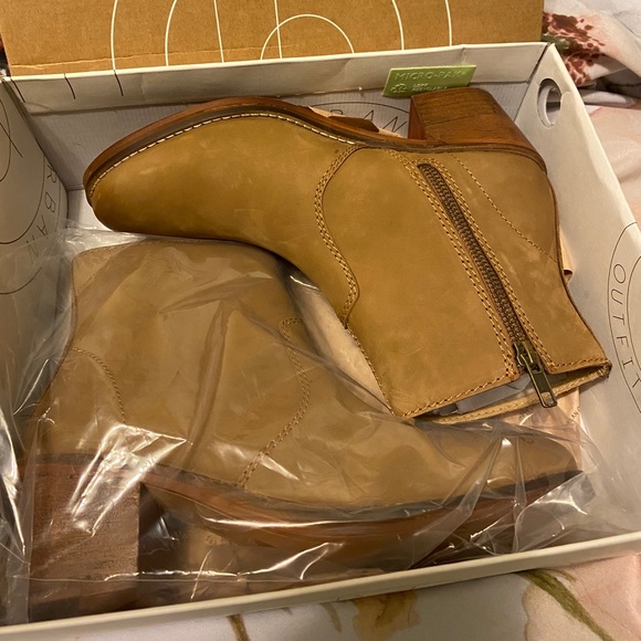 Lena Ankle Block Heel Boot - Picture 5 of 5